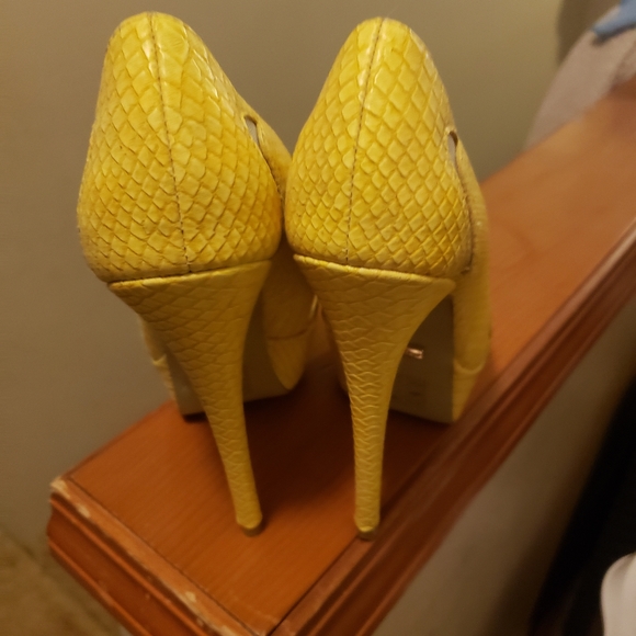 Bebe snakeskin heels - Picture 2 of 3